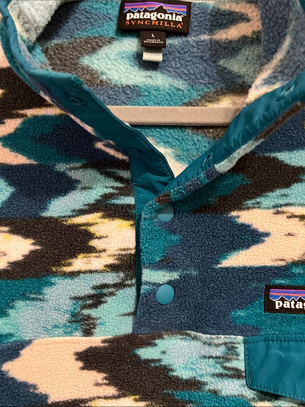 Patagonia Women's Teal, Navy & White Patterned Synchilla Fleece Pullover - Picture 5 of 7